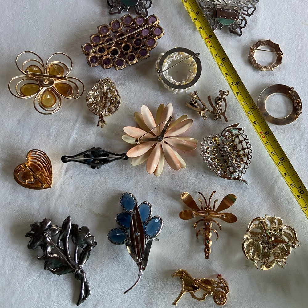 Vintage lot of 19 brooches and one handmade jewelry box - Picture 5 of 13